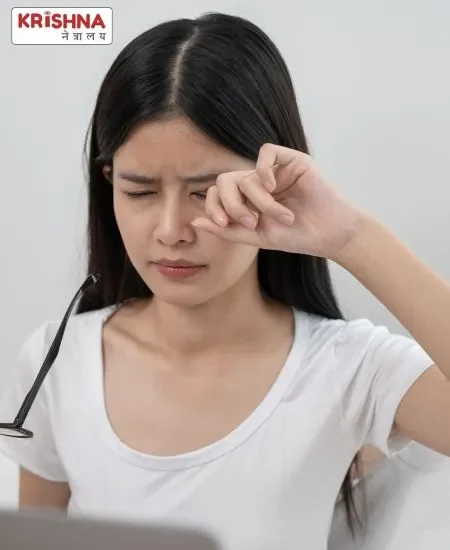 An women with itching eyes.